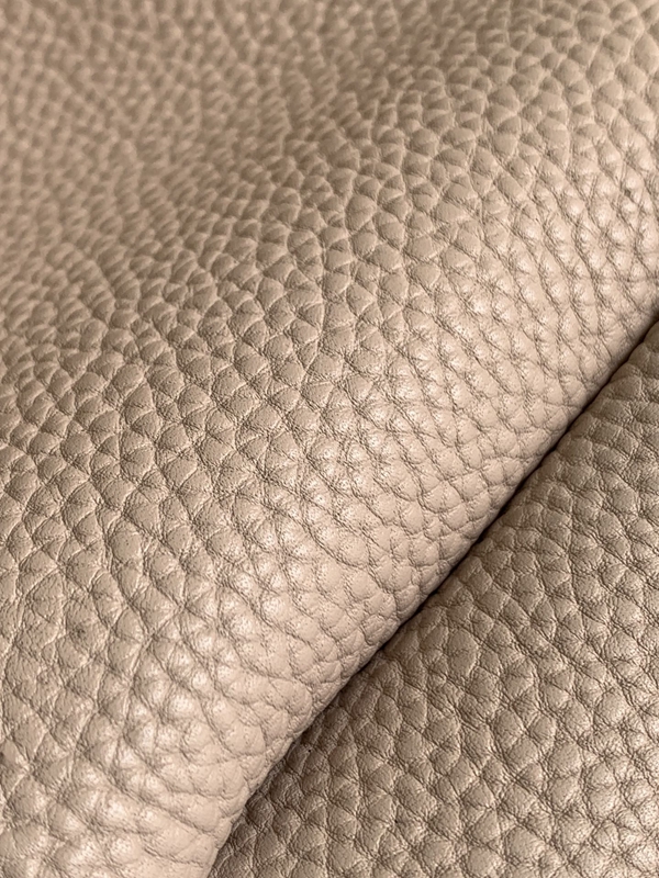 プラダバッグ着用イメージ